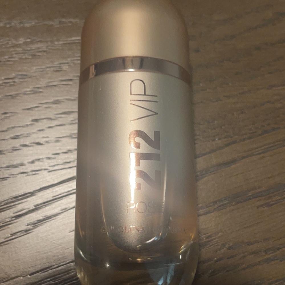 Carolina Herrera 212 VIP Rose perfume gift set